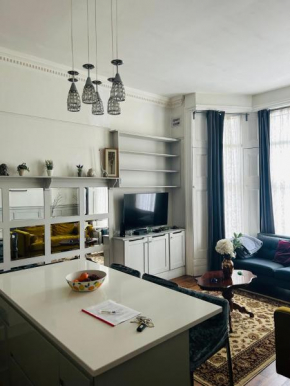 Modern Apartment in Holland Park